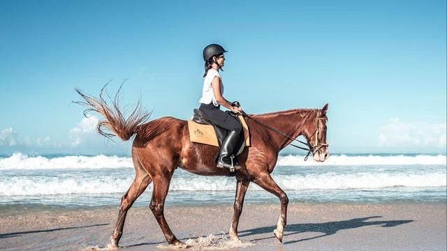 Potret Dian Sastro Ketika Berkuda di Pantai/ Foto : Instagram @therealdisastr