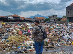 Sudah Ditinjau Wabup, Sampah Masih Saja Menumpuk di TPS Pasar Banjaran