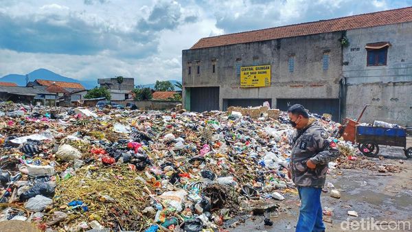 Potret Sampah yang Tetap Menggunung di TPS Pasar Banjaran