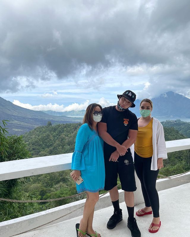 Kantongi restu ibunda, Stefan William ajak kekasih barunya, Ria Andrews liburan bareng keluarganya. Yuk, intip potretnya!