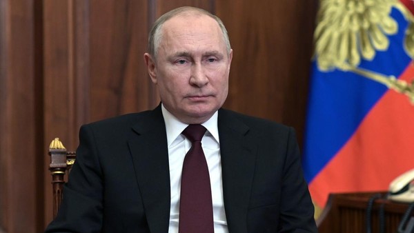 Presiden Rusia, Vladimir Putin Russian President Vladimir Putin addresses the nation in the Kremlin in Moscow, Russia, Monday, Feb. 21, 2022. Russias Putin has recognized the independence of separatist regions in eastern Ukraine, raising tensions with West. (Alexei Nikolsky, Sputnik, Kremlin Pool Photo via AP)