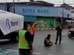 Pria Gondrong Ini Duduk Semedi di Simpang Plaza Klaten, Ternyata...
