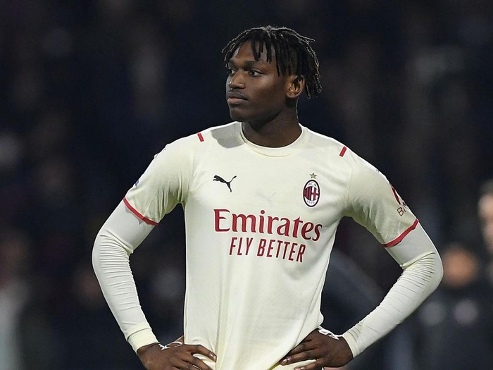 SALERNO, ITALY - FEBRUARY 19: Rafael Leao of AC Milan stands disappointed during the Serie A match between US Salernitana and AC Milan at Stadio Arechi on February 19, 2022 in Salerno, Italy.  (Photo by Francesco Pecoraro/Getty Images)