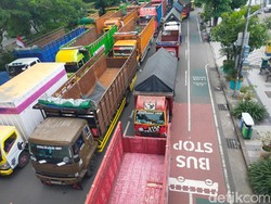 Potret Ratusan Truk Pendemo yang Tutup Frontage Jalan Ahmad Yani Surabaya