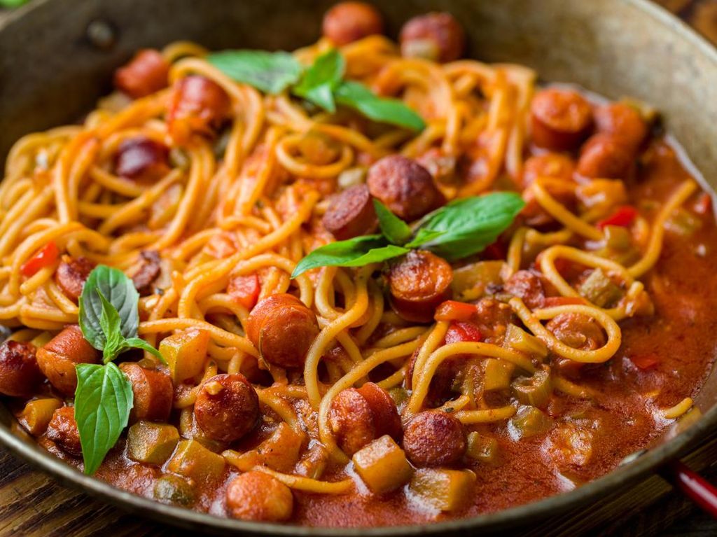 Resep Spaghetti Saus Tomat Sosis yang Segar Gurihnya Mantul