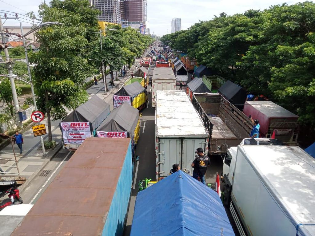 Sopir Truk ODOL Ancam Lumpuhkan Jalan Surabaya!