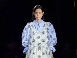 Model Surabaya Rizal Rama Tampil di London Fashion Week, Peragakan Gaun Unik