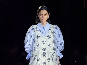 Model Surabaya Rizal Rama Tampil di London Fashion Week, Peragakan Gaun Unik Model Surabaya Rizal Rama Tampil di London Fashion Week, Peragakan Gaun Unik