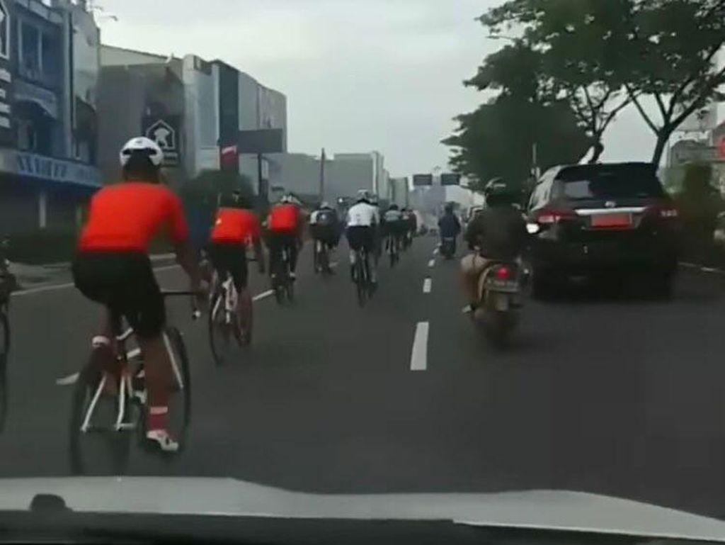 Viral! Road Bikers Gowes Santai di Jalur Cepat Margonda Depok