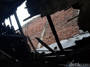 Hujan Es-Angin Kencang di Surabaya Bikin 13 Bangunan Rusak, Ini Datanya