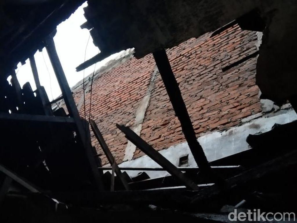 13 Rumah/Bangunan di Surabaya Rusak Akibat Hujan Es dan Angin Kencang