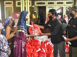 Relawan Bagikan Sembako dan Bantu UMKM, Kenalkan Ganjar Capres 2024