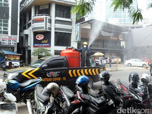 Satgas COVID-19 Bandung Lakukan Penyemprotan Disinfektan Satgas COVID-19 Bandung Lakukan Penyemprotan Disinfektan