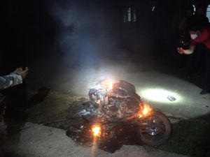 Tawuran Mahasiswa UNM Parangtambung, 2 Korban Dilarikan ke RS-Motor Dibakar