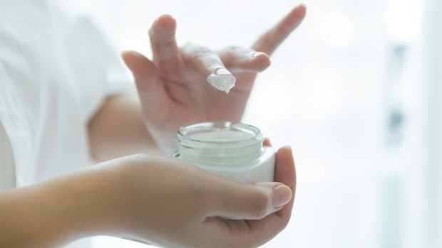 Memakai pelembap untuk skincare routine perempuan usia 40-an.