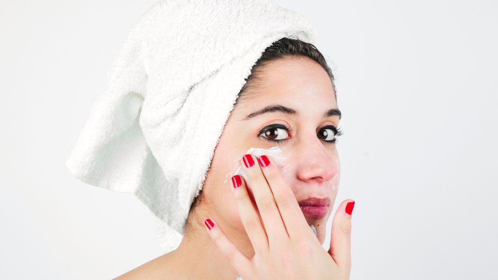 Pemakaian eye cream untuk skincare routine perempuan usia 40-an.