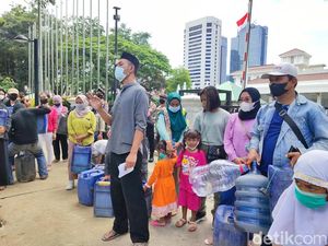 Krisis Air Bersih, Warga Muara Angke Bawa Jeriken-Kirim Surat ke Anies Krisis Air Bersih, Warga Muara Angke Bawa Jeriken-Kirim Surat ke Anies
