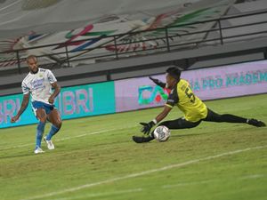 Kalahkan PSM 2-0, Persib Panaskan Lagi Persaingan Juara