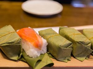 Lemper Jepang Ini Berupa Sushi Bungkus Daun Kesemek yang Unik