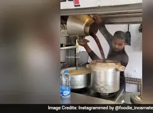 Tiru Gaya Penjual Es Krim Turki, Penjual Teh di India Ini Jahili Pembeli