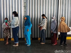 Warga Antre Minyak Goreng di Supermarket Cimahi-Scan PeduliLindungi
