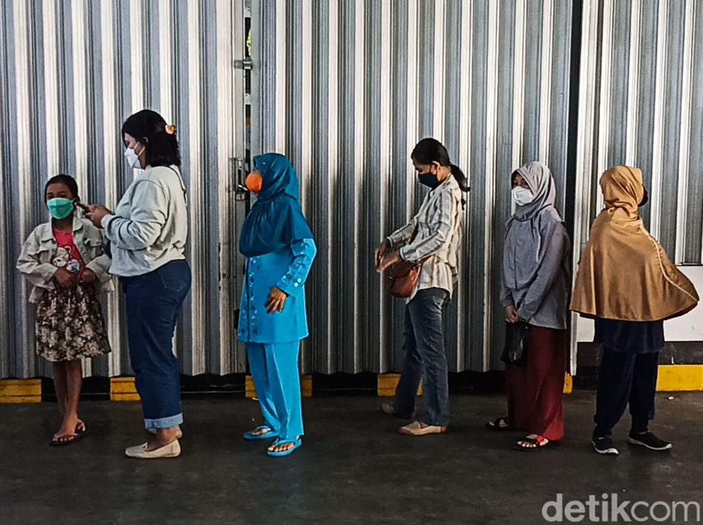 Warga Antre Minyak Goreng di Supermarket Cimahi-Scan PeduliLindungi Warga Antre Minyak Goreng di Supermarket Cimahi-Scan PeduliLindungi