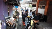 Warga dan Relawan Bersihkan Puing Sisa Banjir di Sukabumi
