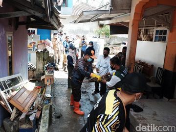 Warga dan Relawan Bersihkan Puing Sisa Banjir di Sukabumi