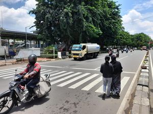 Sulit Menyeberang, Warga Minta Pelican Crossing di Stasiun Klender Baru