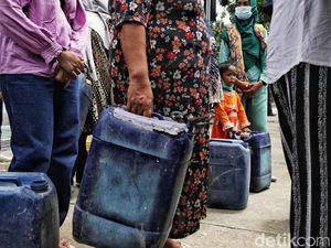 BPBD DKI Distribusikan 1,4 Juta Liter Air ke 17 Kelurahan Krisis Air BPBD DKI Distribusikan 1,4 Juta Liter Air ke 17 Kelurahan Krisis Air