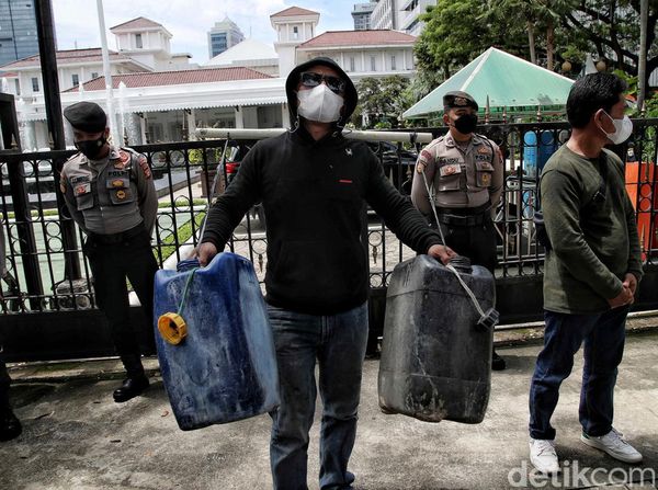 Warga Muara Angke Tuntut Anies Sediakan Air Layak Minum