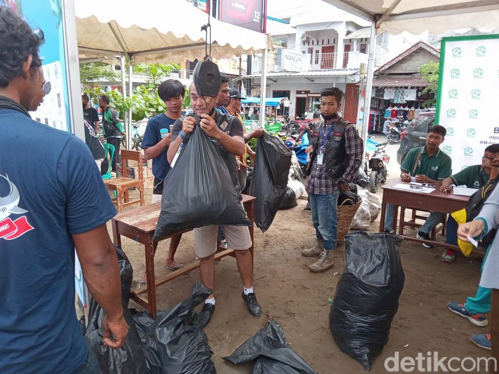 Warga Pangandaran Sulap Limbah Jadi Rupiah Melalui Bank Sampah