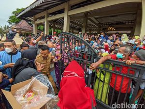 Cerita Warga Ponorogo Antre Saat Hujan Hingga Baju Kering Tetap Tak Dapat Migor Cerita Warga Ponorogo Antre Saat Hujan Hingga Baju Kering Tetap Tak Dapat Migor