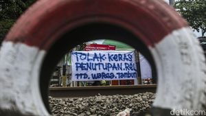 Warga Tolak Penutupan Jalur Perlintasan Sebidang di Tambun