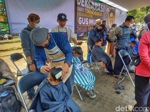 Wow, Tukang Cukur se-Kabupaten Bandung Deklarasi Dukung Cak Imin Wow, Tukang Cukur se-Kabupaten Bandung Deklarasi Dukung Cak Imin