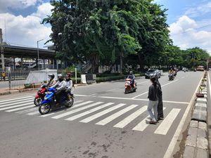 Pengguna KRL Menanti JPO di Stasiun Klender Baru Jaktim Selesai