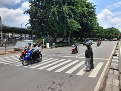 Pengguna KRL Menanti JPO di Stasiun Klender Baru Jaktim Selesai