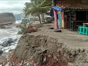 Keindahan Pantai Cipatuguran Sebelum-Sesudah Terdampak Abrasi