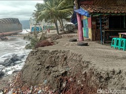 Keindahan Pantai Cipatuguran Sebelum-Sesudah Terdampak Abrasi
