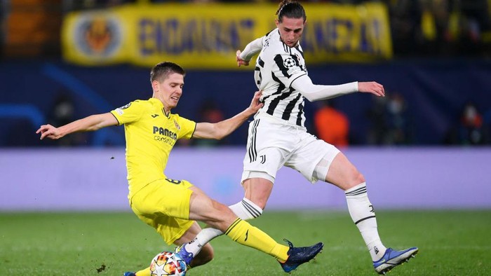 VILLARREAL, SPAIN - FEBRUARY 22: Juan Foyth of Villarreal CF battles for possession with Adrien Rabiot of Juventus during the UEFA Champions League Round Of Sixteen Leg One match between Villarreal CF and Juventus at Estadio de la Ceramica on February 22, 2022 in Villarreal, Spain. (Photo by Aitor Alcalde/Getty Images)