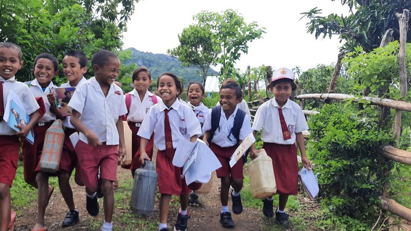 Mari Bantu Anak-anak Lelogama, Jalan 4 Km Cari Air Bersih karena Kekeringan