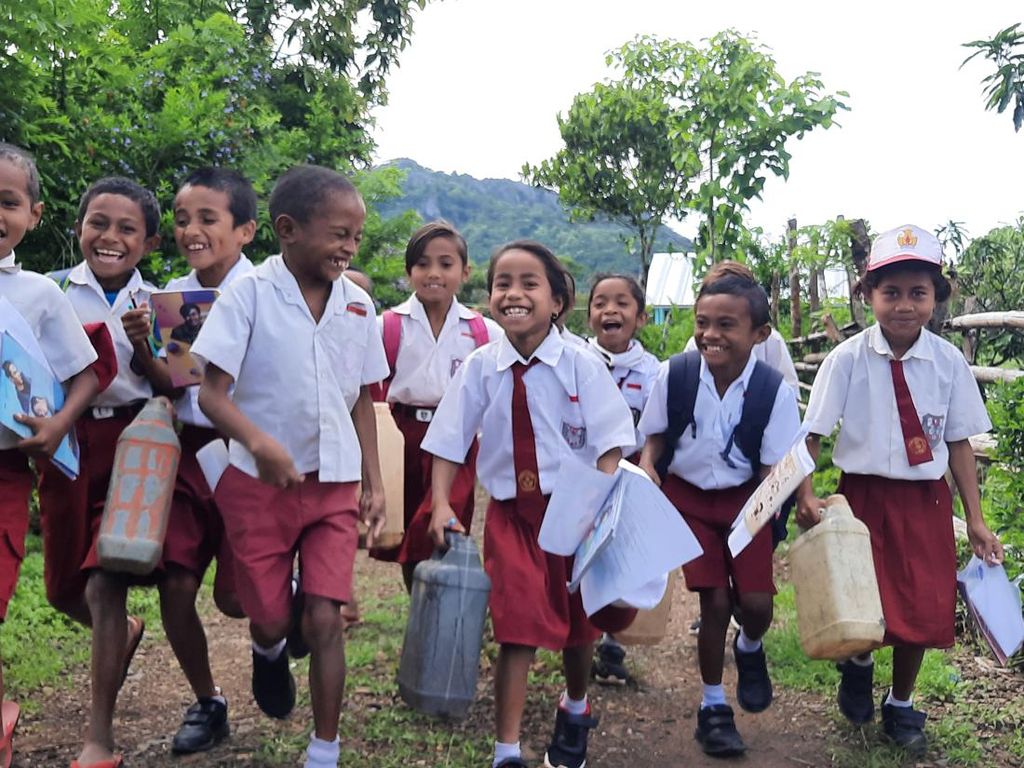 Mari Bantu Anak-anak Lelogama, Jalan 4 Km Cari Air Bersih karena Kekeringan