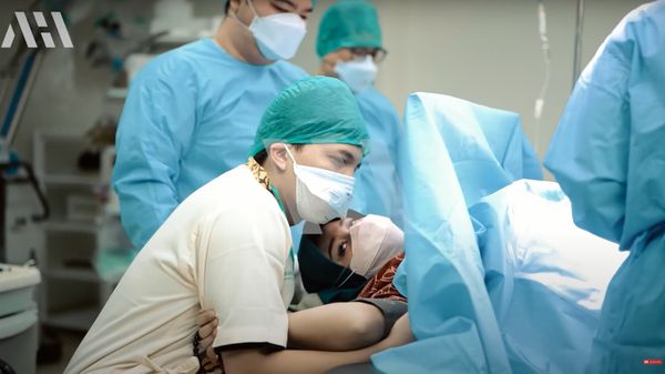 8 Foto Detik-detik Aurel Hermansyah Melahirkan, Penuh Haru, Sewa 1 Lantai RS