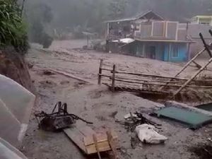 Banjir Bandang Garut, 2 Kecamatan Dampak Parah-Puluhan Warga Terjebak Banjir Bandang Garut, 2 Kecamatan Dampak Parah-Puluhan Warga Terjebak