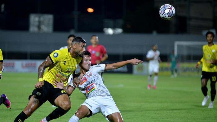Pesepak bola Persija Jakarta Syahrian Abimanyu (kanan) berebut bola dengan pesepak bola Barito Putera Renan Alves (kiri) saat pertandingan Liga 1 di Stadion Kompyang Sujana, Denpasar, Bali, Rabu (23/2/2022). Barito Putera bermain imbang melawan Persija Jakarta dengan skor 1-1. ANTARA FOTO/Fikri Yusuf/rwa.
