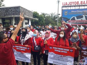 Buruh Boyolali Geruduk DPRD, Tolak Aturan JHT Cair di Usia 56 Tahun Buruh Boyolali Geruduk DPRD, Tolak Aturan JHT Cair di Usia 56 Tahun