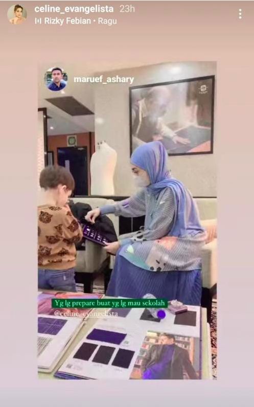Celine menggunakan busana syari