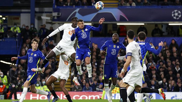 Chelseas Thiago Silva, center, jumps for the ball with Lilles Amadou Onana, center left, during the Champions League round of 16, first leg, soccer match between Chelsea and LOSC Lille at Stamford Bridge stadium in London, Tuesday, Feb. 22, 2022. (AP Photo/Ian Walton)