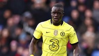 Malang Sarr bahkan tidak didaftarkan Pochettino untuk skuad Chelsea di Premier League musim ini. Dengan gaji Sarr yang mencapai 100 ribu paun per pekan, si Biru kini aktif mencari calon pembeli. Foto: Getty Images/Ryan Pierse