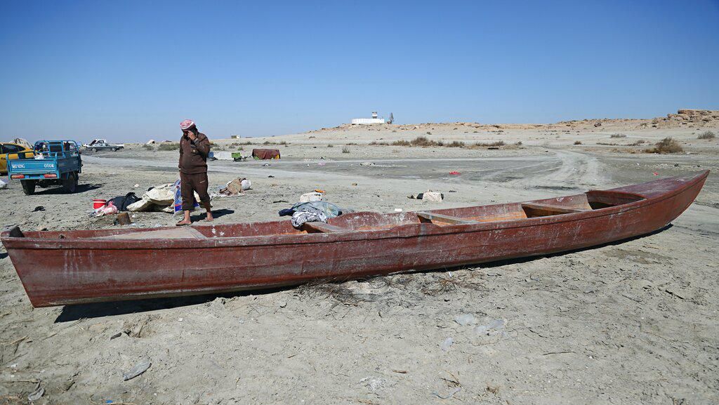 Danau Terbesar Kedua di Irak Mengering, Banyak Ikan Mati